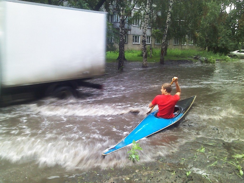 3 На затопленной улице Новосибирска устроили заплыв на каяке.jpg